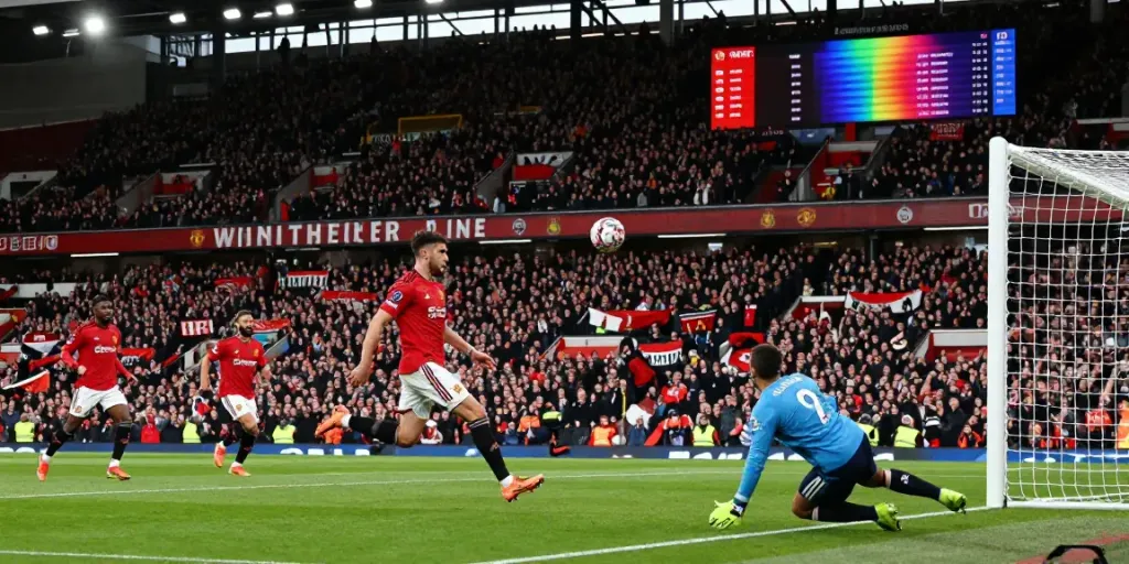 Exciting scene of Manchester United vs Liverpool match showcasing the fierce rivalry and historic stats of สถิติแมนยู พบ ลิเวอร์พูล.