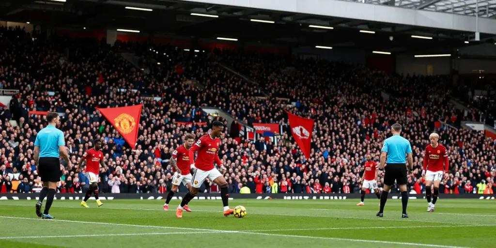 Intense soccer match between Manchester United and Liverpool showcasing competitive spirit and passion, highlighting สถิติแมนยู พบ ลิเวอร์พูล rivalry.